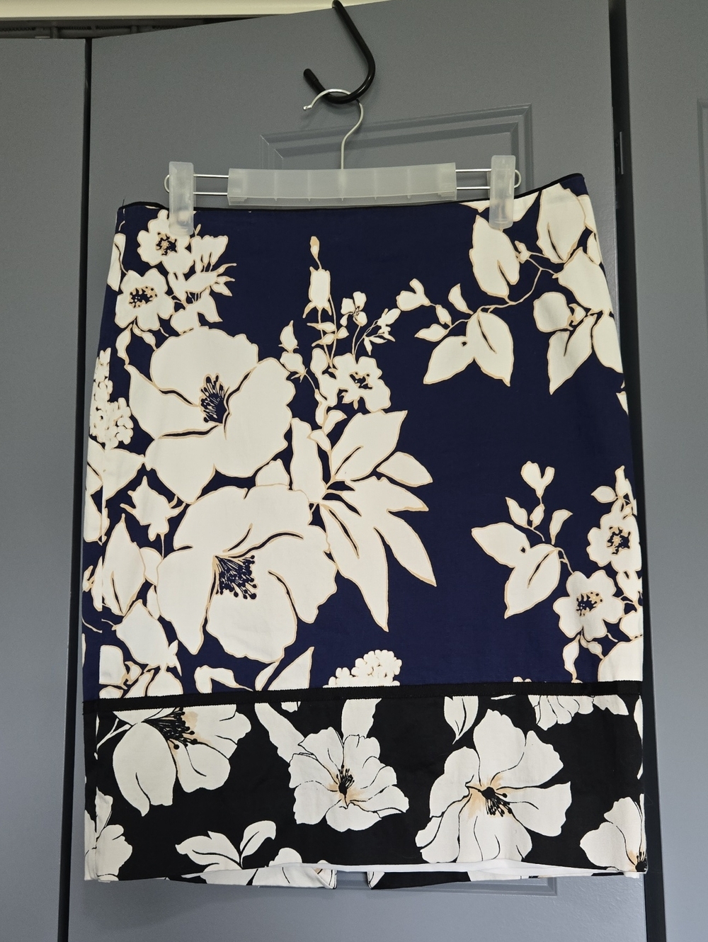 White House Black Market Navy and White Floral Pencil Skirt